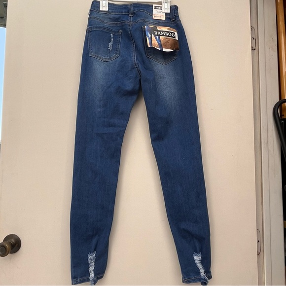 NWT • BAMBOO Distressed HighRise Skinny Dark Blue Jeans • Size 5/6 - Picture 2 of 8